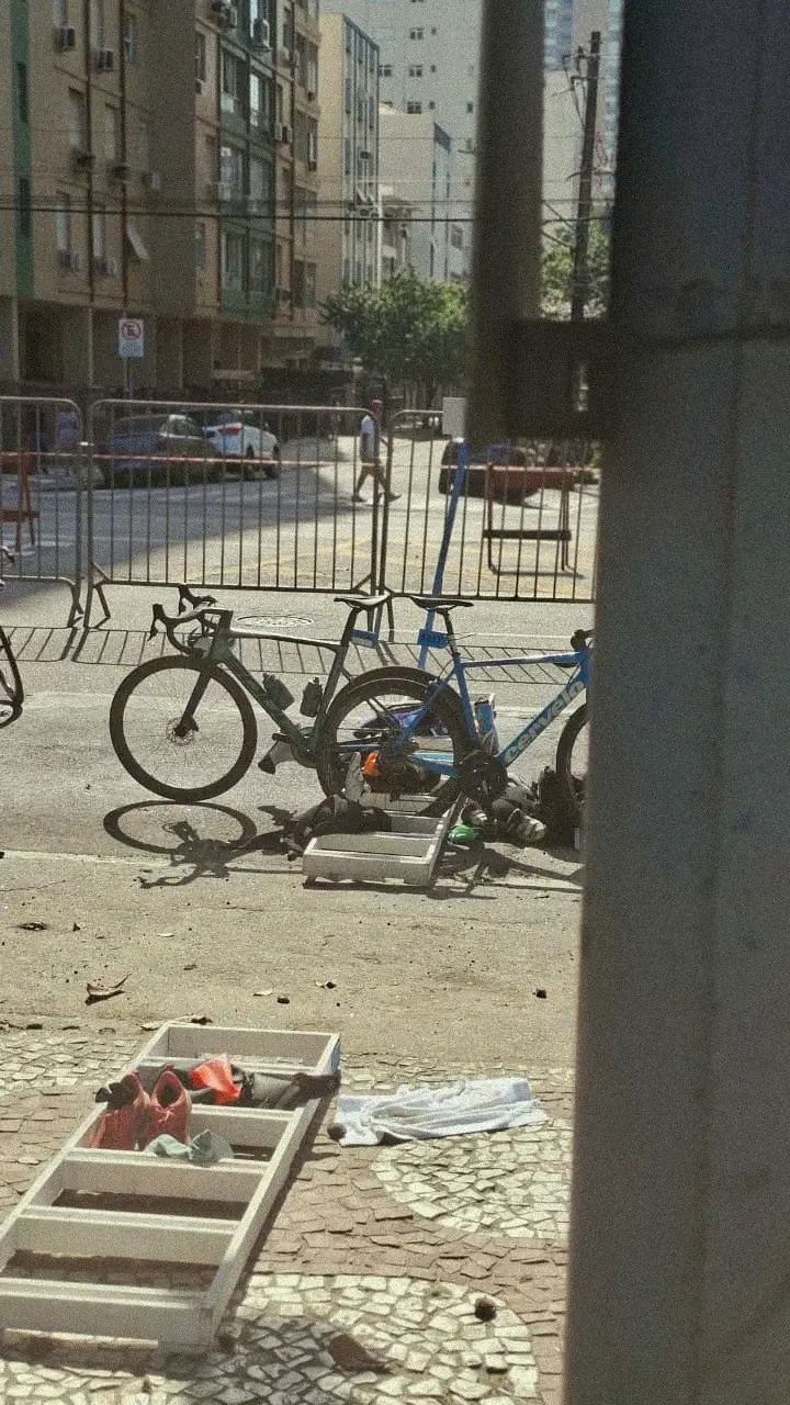 Bicicletas de triatlo paradas em uma avenida