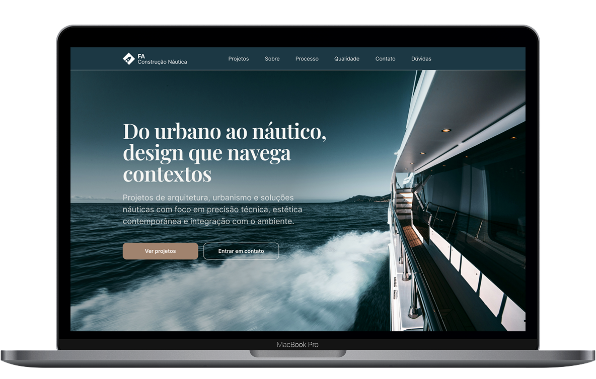 notebook mostrando na tela o site do projeto do cliente FA Náutico